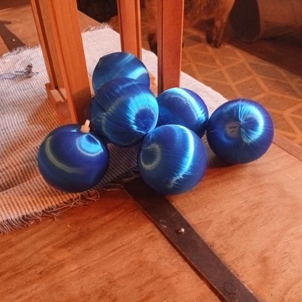 BUNDLE OF 6 VINTAGE CHRISTMAS ORNEMENTS